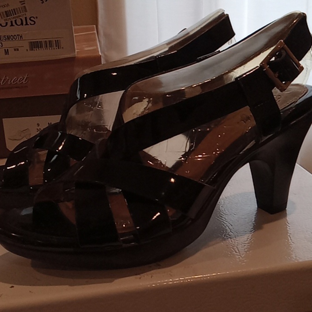 Hi heels - Picture 2 of 3